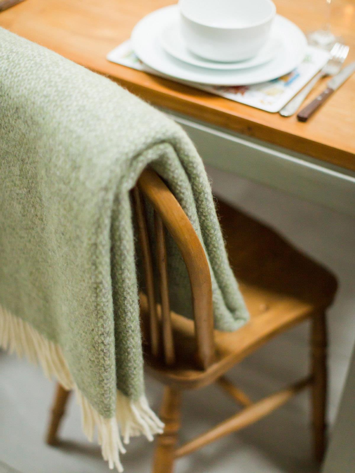 Illusion Pure New Wool Throw - Salbeigrün/Grau