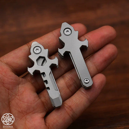 Sandsberg | Titan Multi-Tool Schlüsselanhänger: Mini EDC Gadget mit Flaschenöffner & Kartonschneider
