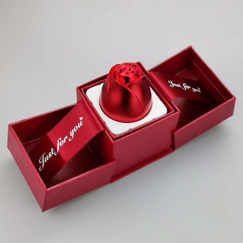 Geschenkbox mit Rosenschmuck