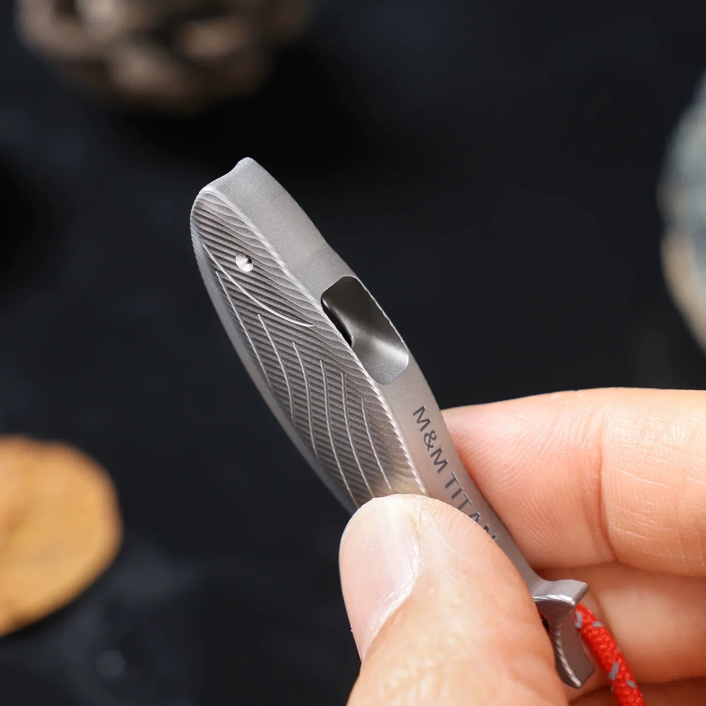 Sandsberg | Pure Titanium Fischförmige Survival-Pfeife - Laut, Tragbar, Niedlich