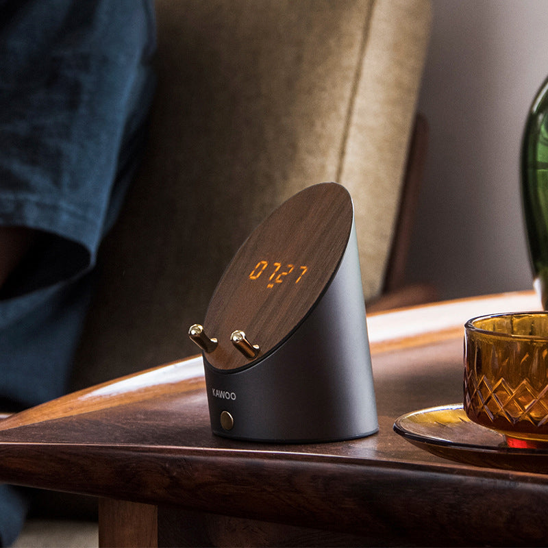 Sandsberg | Wireless Induktions-Bluetooth-Desktop-Mini-Lautsprecher mit Uhr, Alarm, Telefonhalter, keine Bluetooth-Verbindung erforderlich