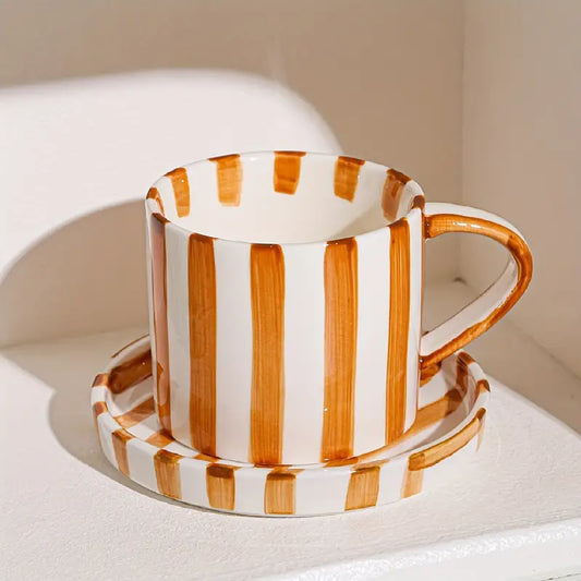 Gestreifte Tasse mit Teller