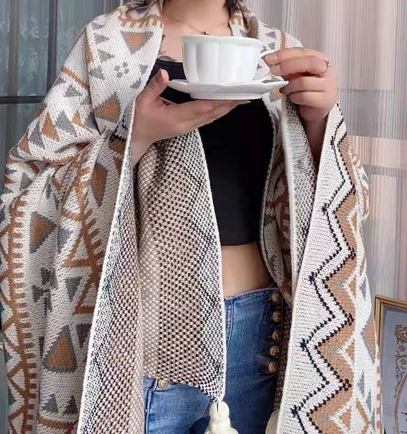 Gemütliche Strickdecke mit Quastenmuster