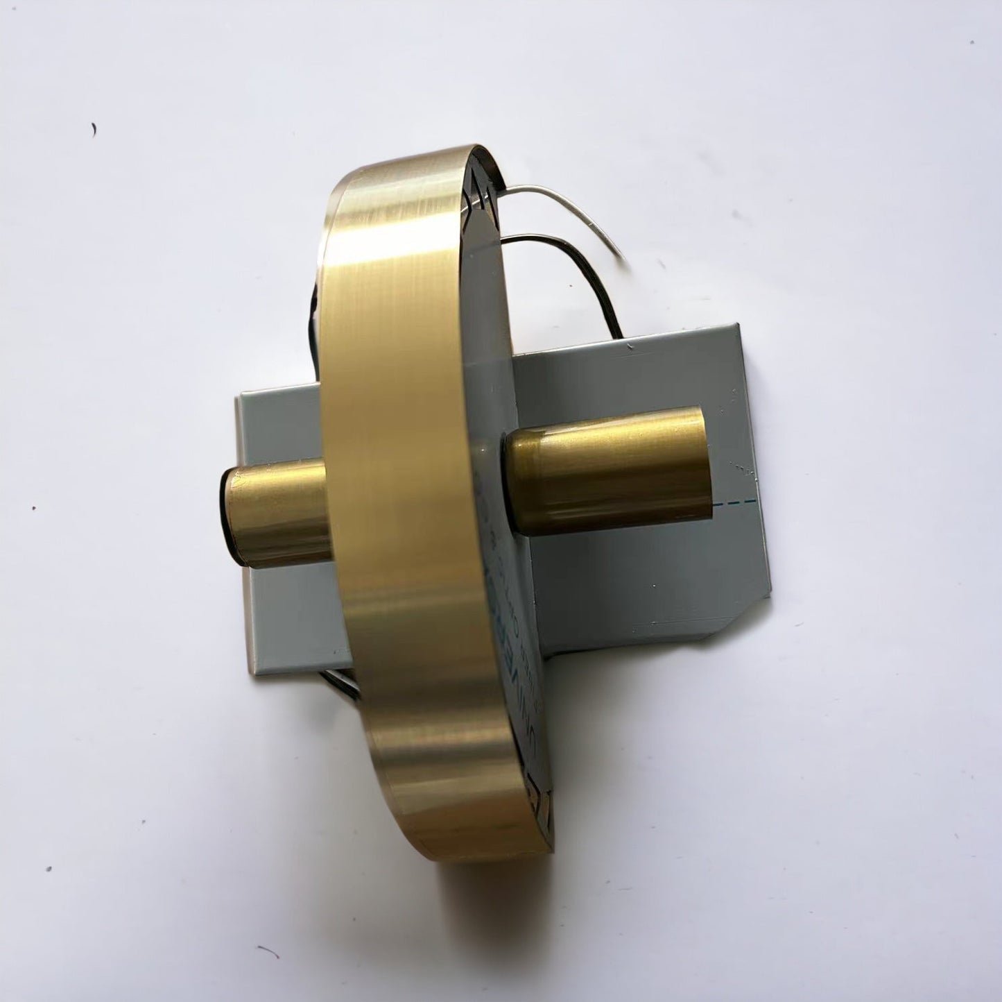 Sandsberg | GoldenGleam – Elegante goldene Wandlampe mit warmem Licht