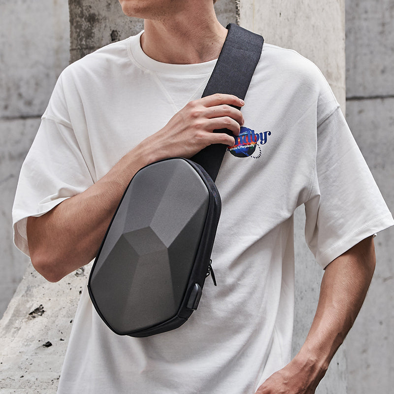 Sandsberg | Diebstahlschutz, Wasserdicht, Antikollisions-Brusttasche, mit geometrischer 3D-Schale, seitlichem USB-Anschluss, hochwertigem Schutz, mehrlagiger Partition-Speicher, für Reisen, Ausflüge, Einkaufen und mehr