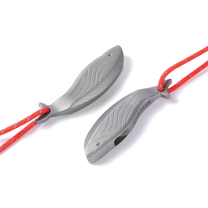 Sandsberg | Pure Titanium Fischförmige Survival-Pfeife - Laut, Tragbar, Niedlich