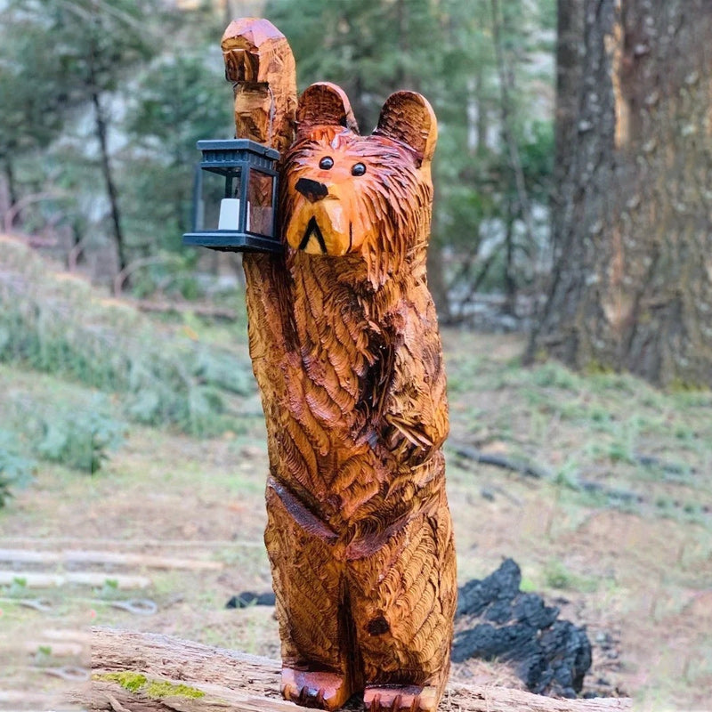 Zeder geschnitzter Bär mit Solarlaterne