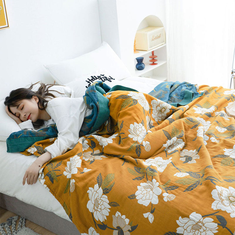 Boho-Steppdecke aus Baumwolle mit gelben Blumen