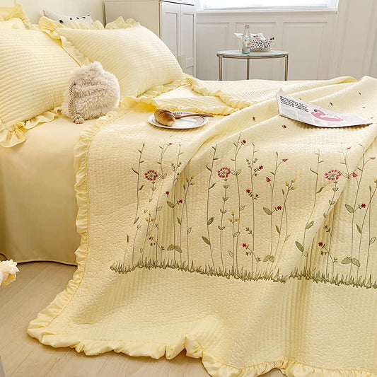 Luxuriöse, weiche, leichte Steppdecke mit Blumenmuster und Rüschen