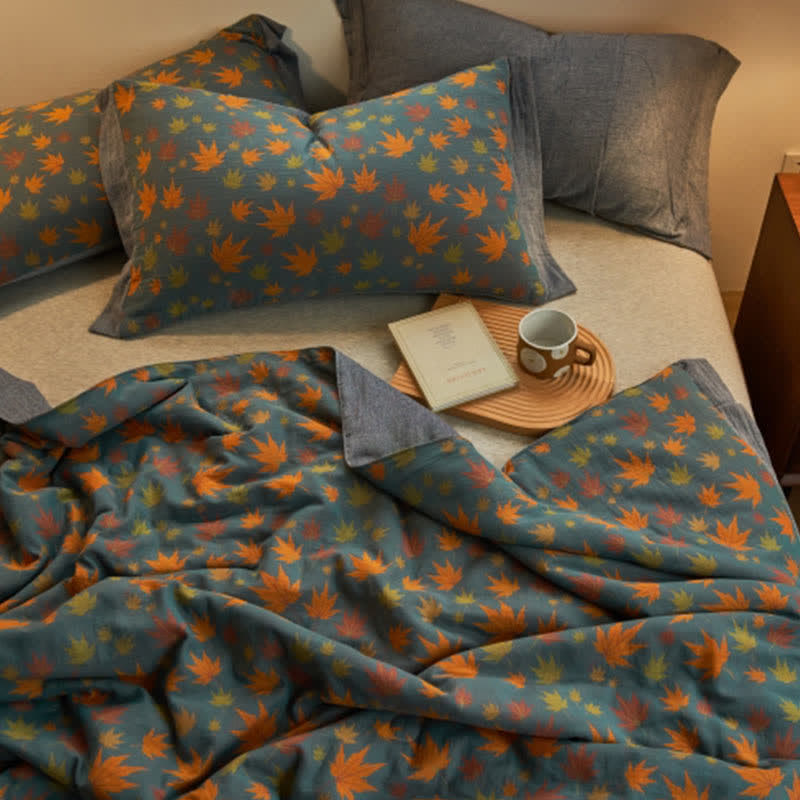 Jacquard-Steppdecke aus reiner Baumwolle mit Ahornblättern