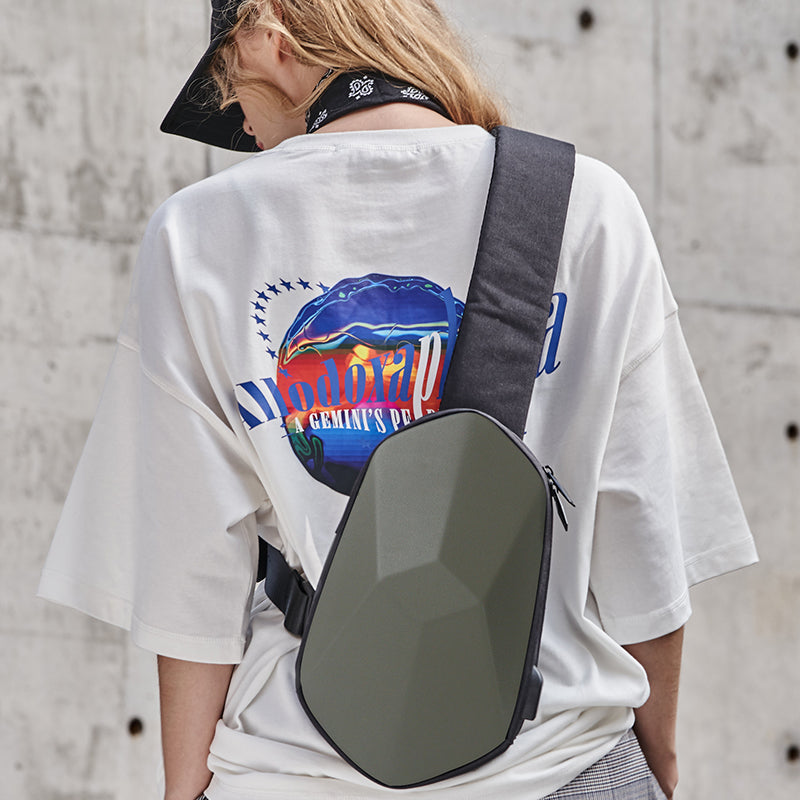 Sandsberg | Diebstahlschutz, Wasserdicht, Antikollisions-Brusttasche, mit geometrischer 3D-Schale, seitlichem USB-Anschluss, hochwertigem Schutz, mehrlagiger Partition-Speicher, für Reisen, Ausflüge, Einkaufen und mehr