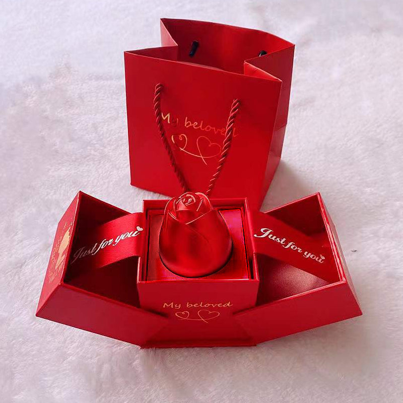 Geschenkbox mit Rosenschmuck