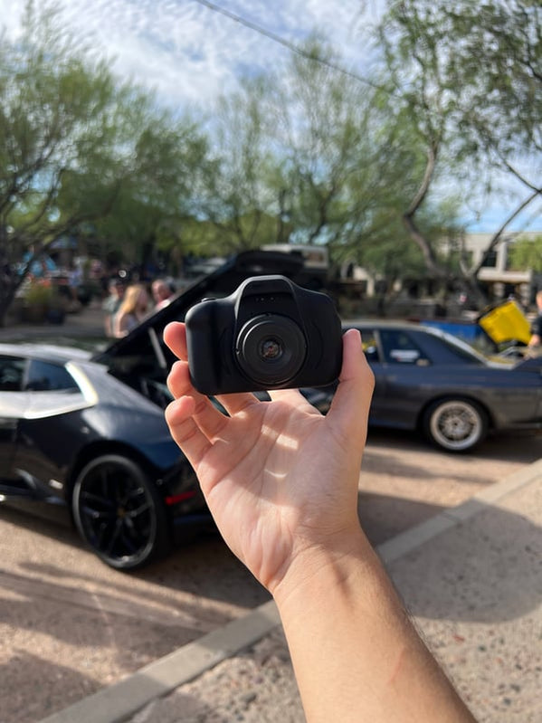 Sandsberg | RetroCam Mini-Kamera – Digitale Filmkamera mit kostenloser Speicherkarte & Instant-Übertragung auf das Handy