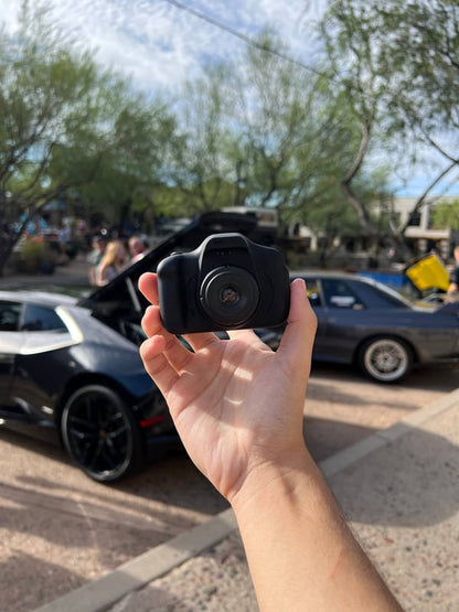 Sandsberg | RetroCam Mini-Kamera – Digitale Filmkamera mit kostenloser Speicherkarte & Instant-Übertragung auf das Handy