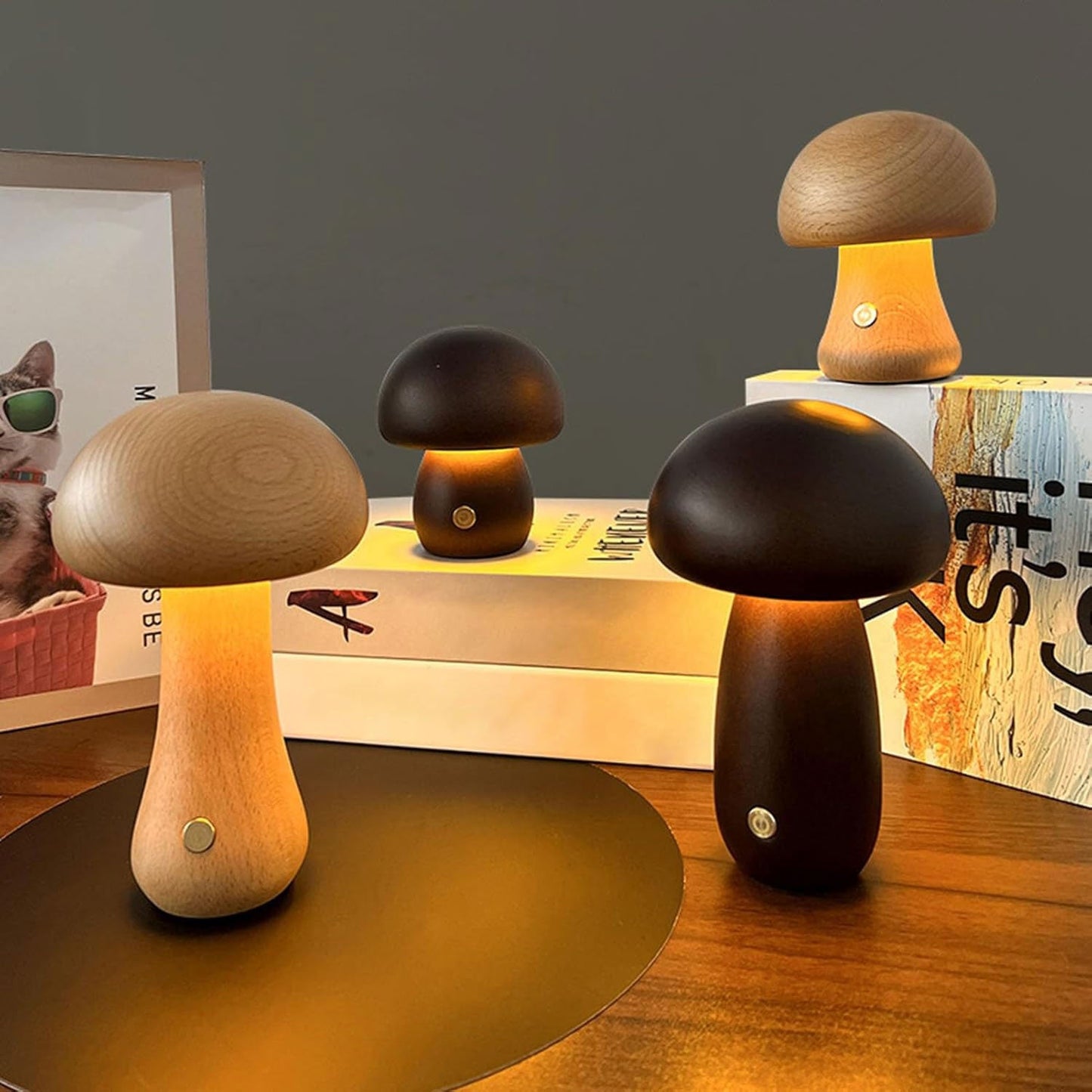 Pilzförmige Holztischlampen in verschiedenen Größen auf Regal mit Kunst und Deko