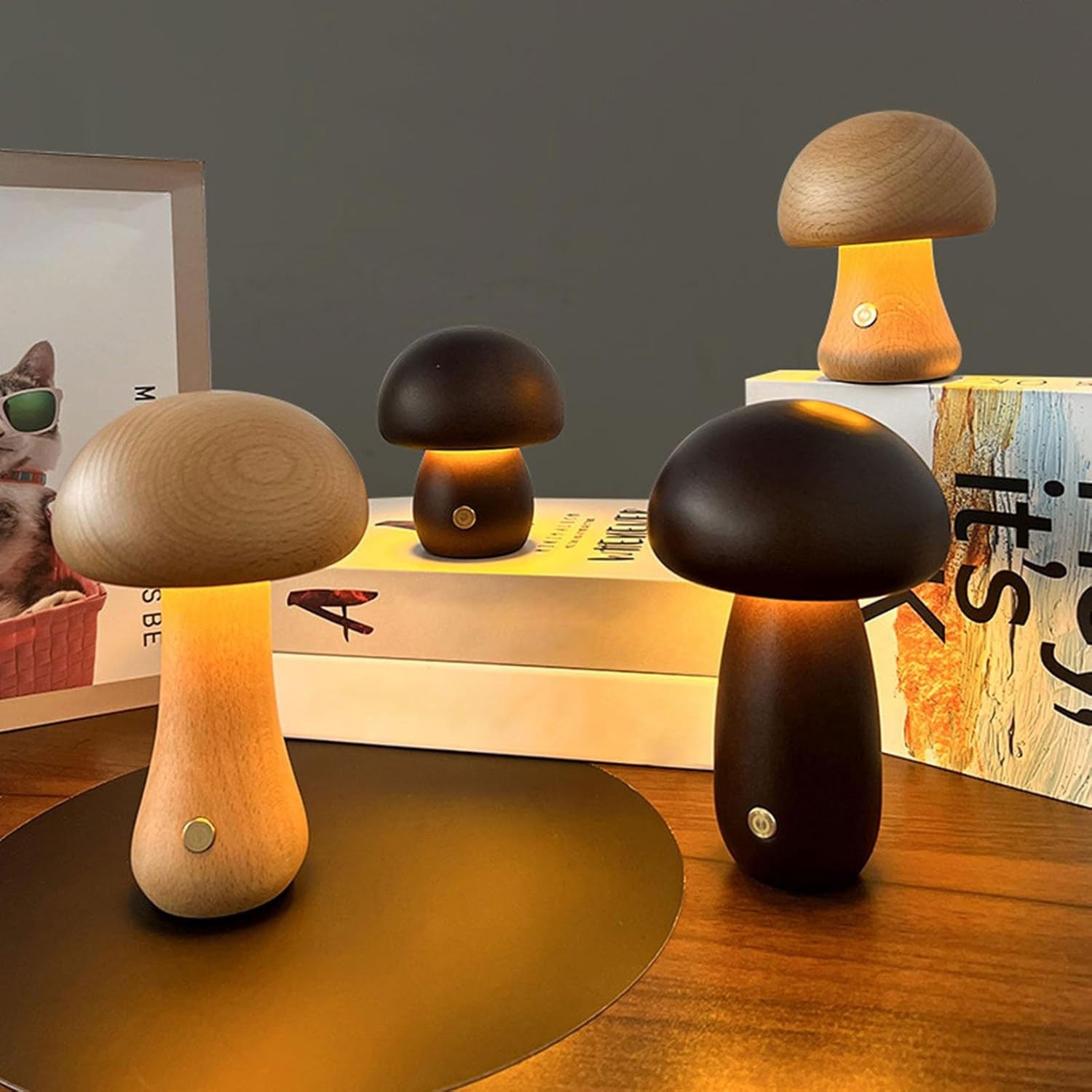 Pilzförmige Holztischlampen in verschiedenen Größen auf Regal mit Kunst und Deko