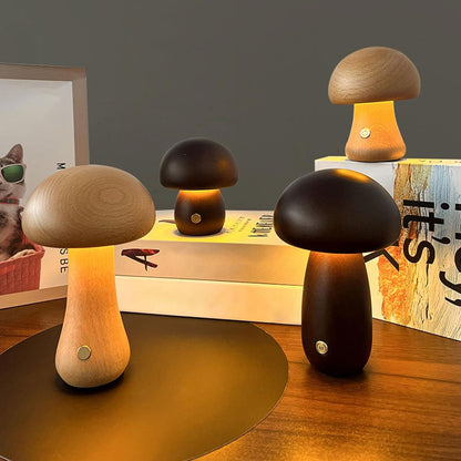 Pilzförmige Holztischlampen in verschiedenen Größen auf Regal mit Kunst und Deko