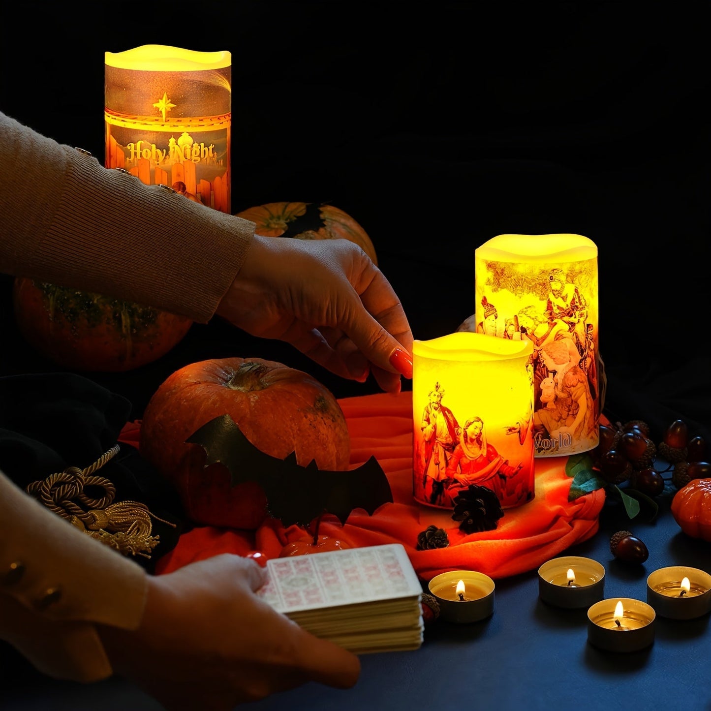 Sandsberg | Flammenlose LED Weihnachtskerzen – 3 Stück batteriebetriebene Heilige Nachtlichter mit Timer, die die Krippenszene zeigen für eine warme festliche Wohnatmosphäre