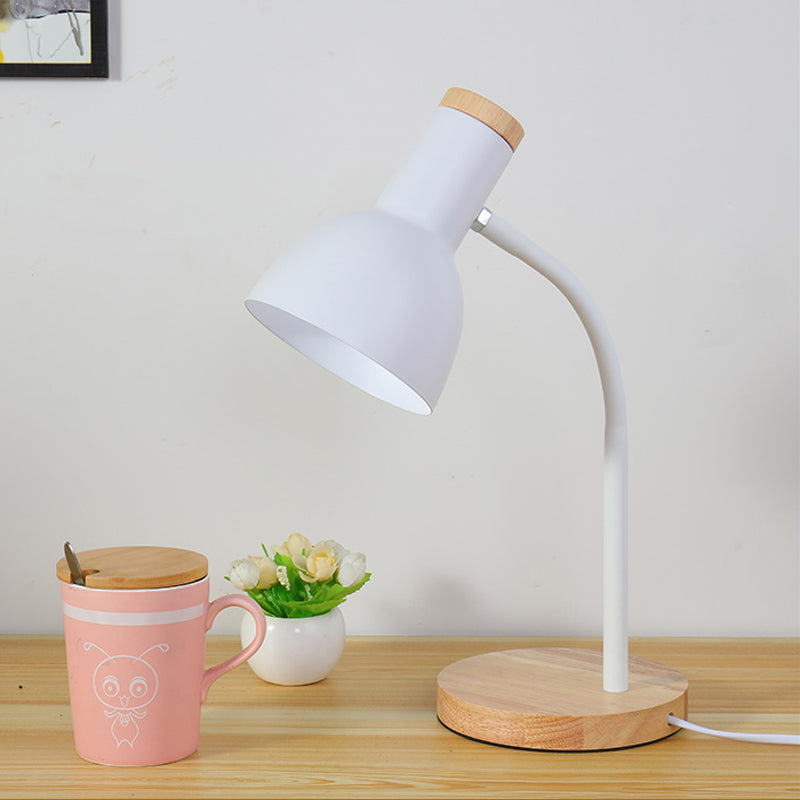 Moderne weiße Schreibtischlampe mit Pflanzen-Deko und rosa Becher