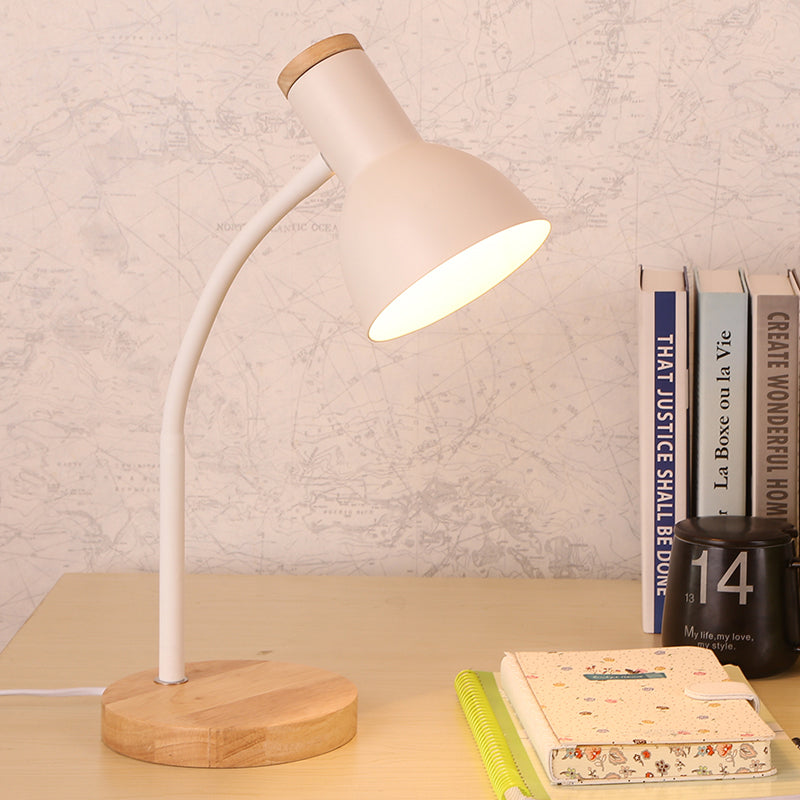 Schlichte weiße Lampe mit gebogenem Hals auf Holzplatte neben Büchern