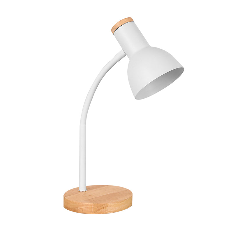 Seitenansicht einer weißen Lampe mit natürlichem Holzfuß auf hellem Untergrund