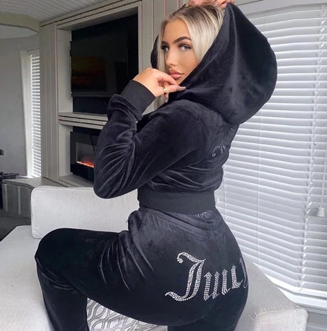 Saftiges Sweatshirt und Hosen mit Diamanten
