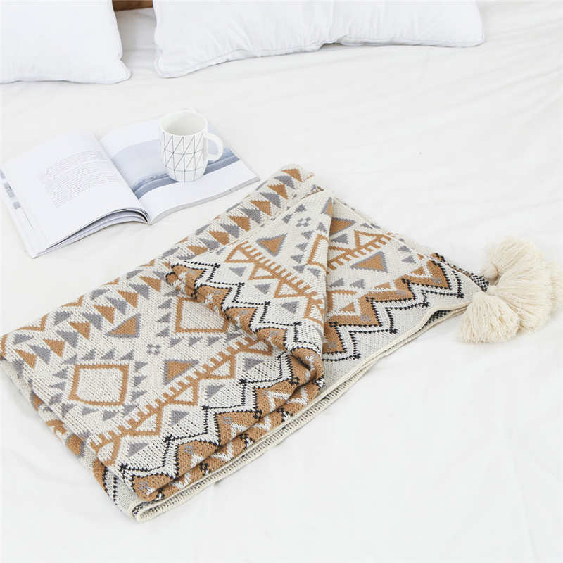 Gemütliche Strickdecke mit Quastenmuster