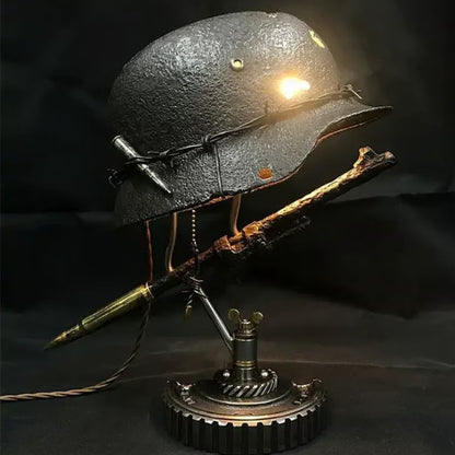 Sandsberg | AntiqueLume | Vintage Stahlhelm Tischlampe – Zeitlose historische Wohnkultur