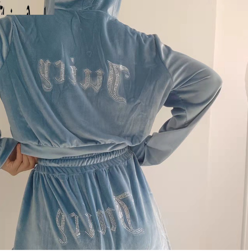 Saftiges Sweatshirt und Hosen mit Diamanten