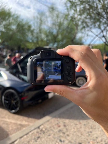 Sandsberg | RetroCam Mini-Kamera – Digitale Filmkamera mit kostenloser Speicherkarte & Instant-Übertragung auf das Handy