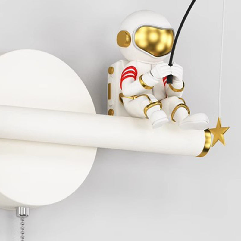 Zeitgenössische kreative Zylinderaastronauten-Horn-Aluminium-Eisen-Harz-LED-Wandlampe für das Schlafzimmer