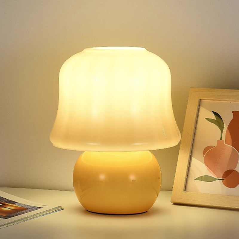 Zeitgenössische skandinavische cremefarbene Pilzform runde Glas 1-Licht Tischlampe für das Schlafzimmer