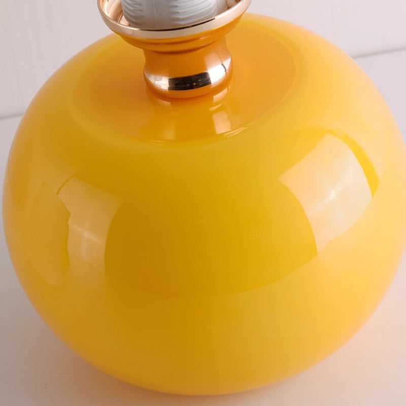 Zeitgenössische skandinavische cremefarbene Pilzform runde Glas 1-Licht Tischlampe für das Schlafzimmer