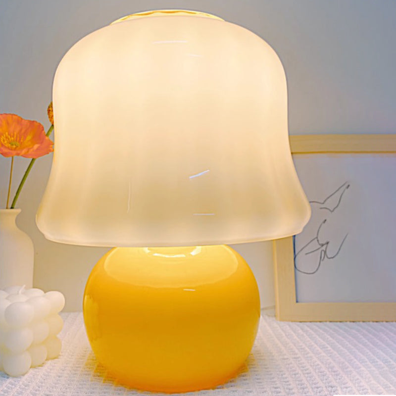 Zeitgenössische skandinavische cremefarbene Pilzform runde Glas 1-Licht Tischlampe für das Schlafzimmer