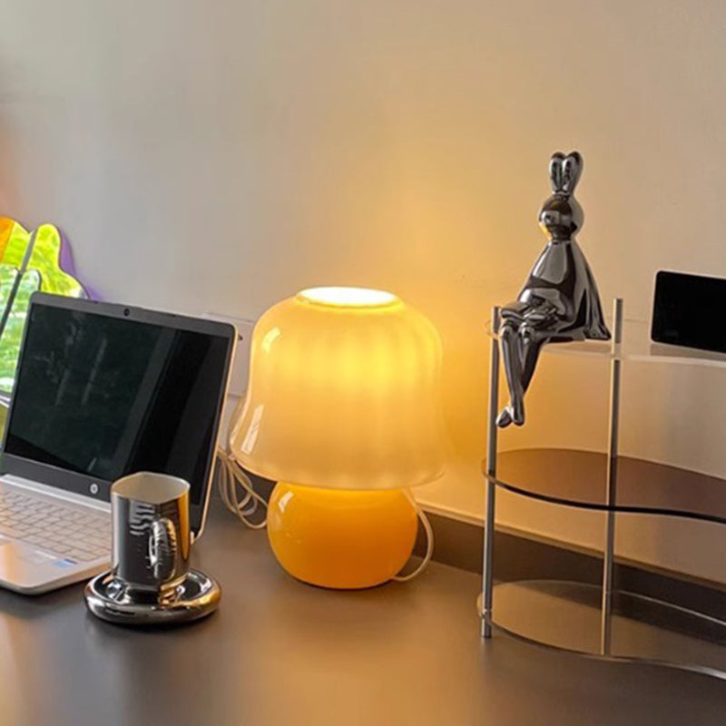 Zeitgenössische skandinavische cremefarbene Pilzform runde Glas 1-Licht Tischlampe für das Schlafzimmer