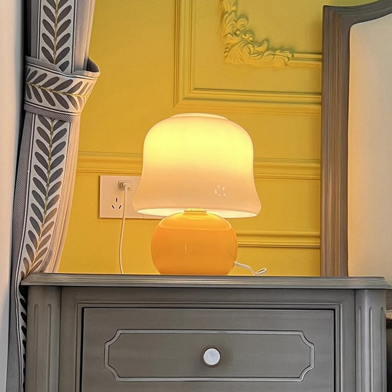 Zeitgenössische skandinavische cremefarbene Pilzform runde Glas 1-Licht Tischlampe für das Schlafzimmer