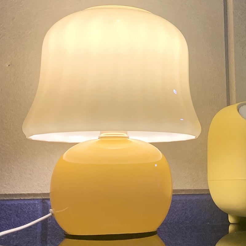 Zeitgenössische skandinavische cremefarbene Pilzform runde Glas 1-Licht Tischlampe für das Schlafzimmer