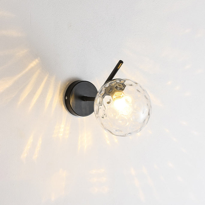 Zeitgenössische kreative runde Kugel Wasser gemustertes Glas Eisen 1-Lampe Wandstrahler für das Wohnzimmer