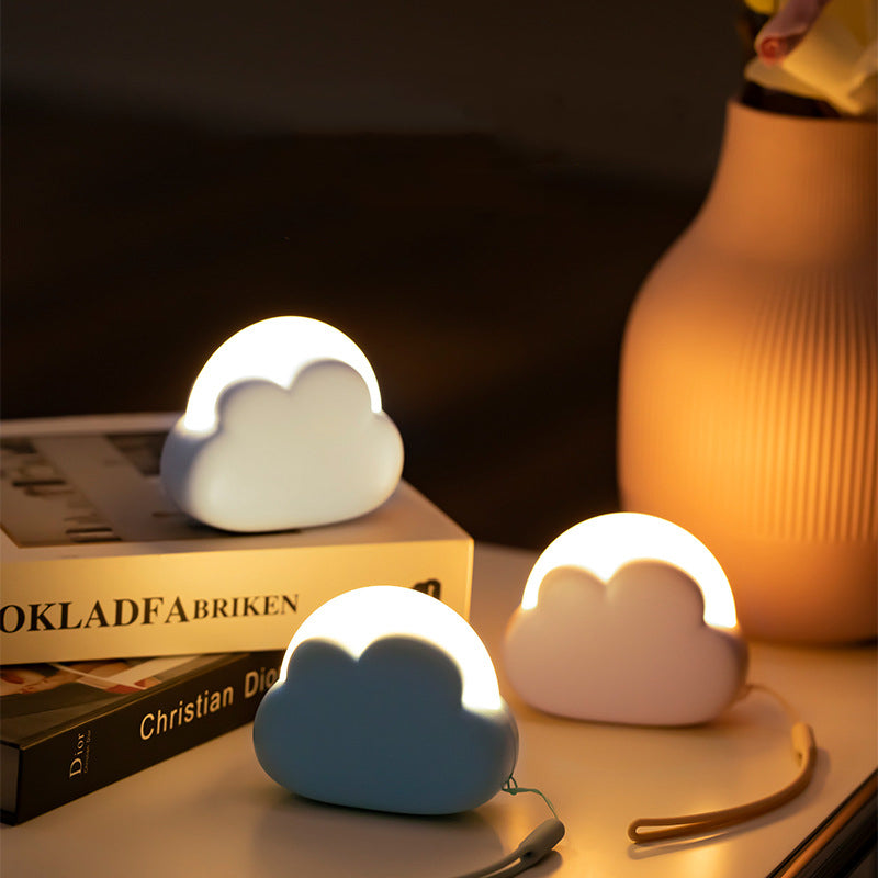 Zeitgenössische Nordische Wiederaufladbare ABS PP Wolke LED Kleine Tischlampe Nachtlicht Für Nachttisch