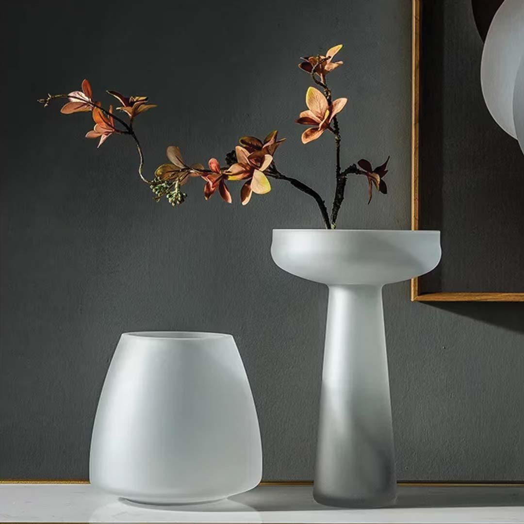 Zeitgenössische Vase aus Milchglas