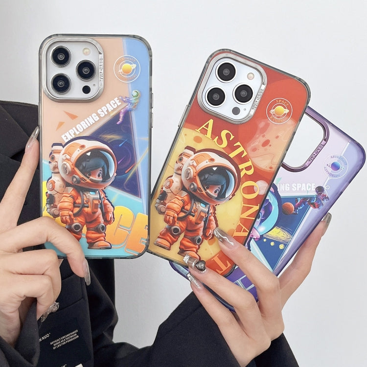 Für iPhone 14 Gravierte Bunte Astronaut Handyhülle (Dreieckiger Boden)