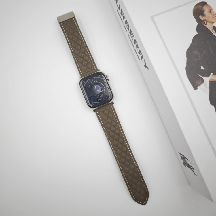 Sandsberg | Für Apple Watch Series 8 45mm Rhombus Muster Magnetische Faltverschluss Leder Armband (Braun)
