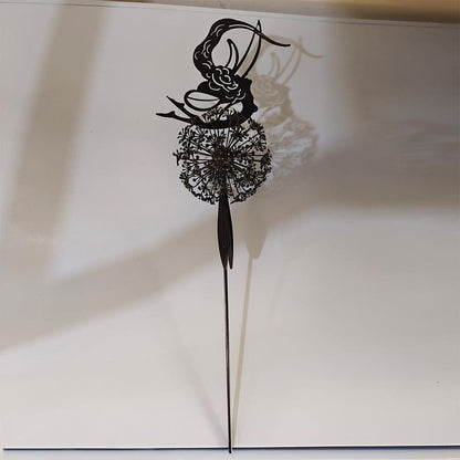 Feeën en paardenbloemen dansen samen, sculptuur in de buitentuin