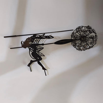 Feeën en paardenbloemen dansen samen, sculptuur in de buitentuin