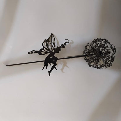 Feeën en paardenbloemen dansen samen, sculptuur in de buitentuin