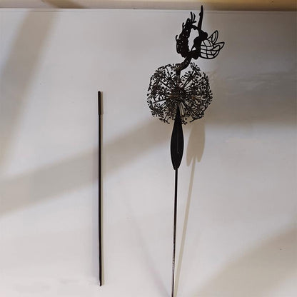 Feeën en paardenbloemen dansen samen, sculptuur in de buitentuin