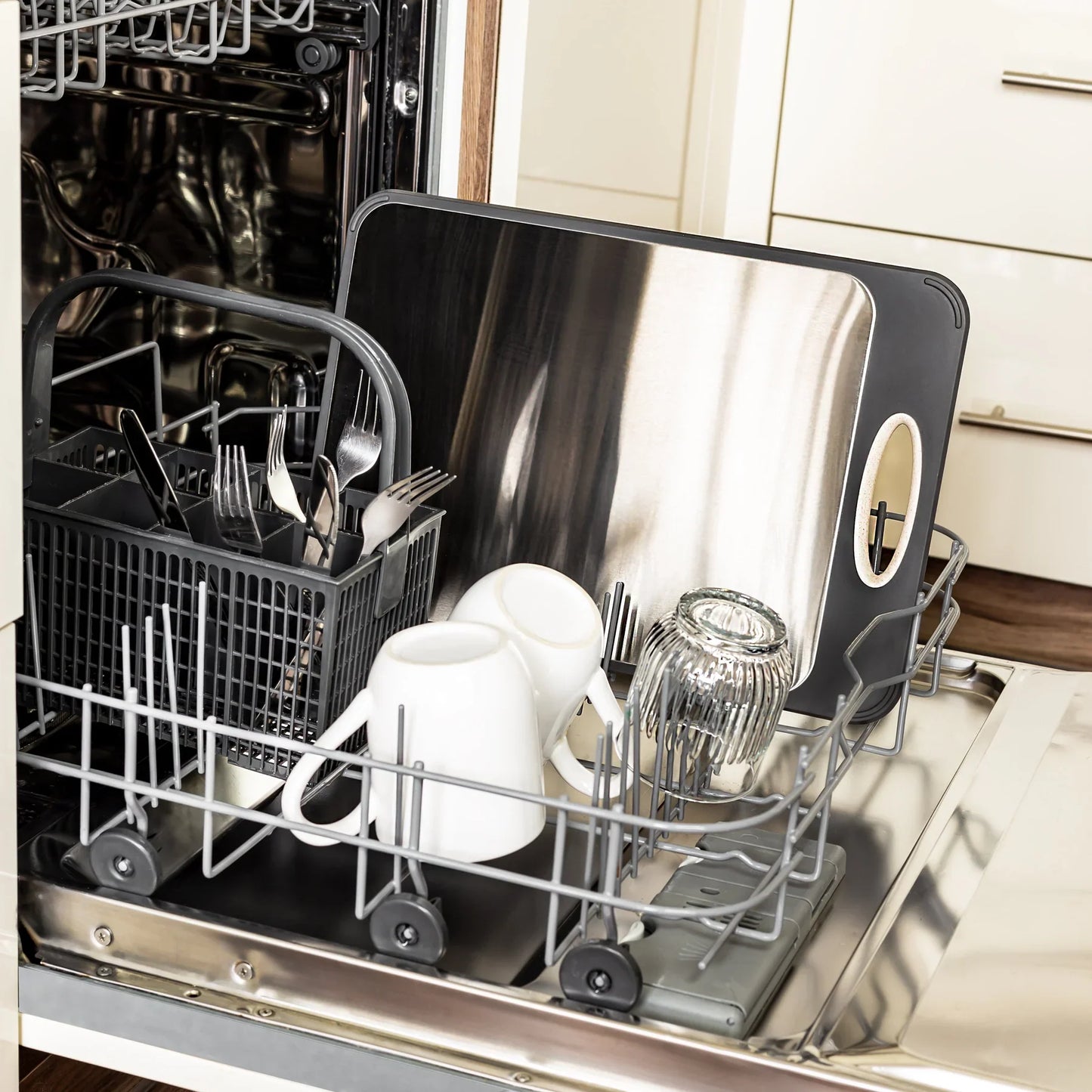 Sandsberg | Hygienisches Edelstahl Schneidebrett mit rutschfestem Griff für präzises Schneiden