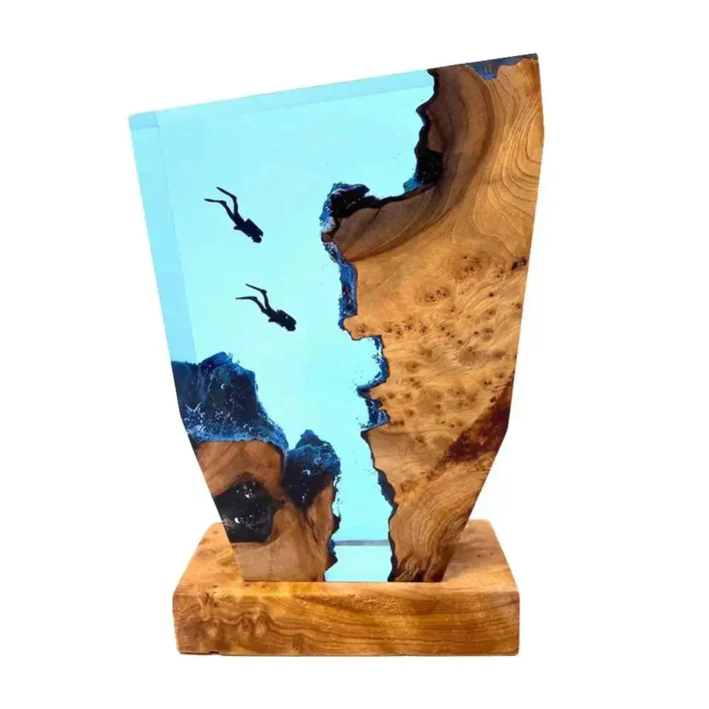 Sandsberg | Marideep – Tiefseetaucher Tischlampe mit Holzsockel & ambienter Beleuchtung