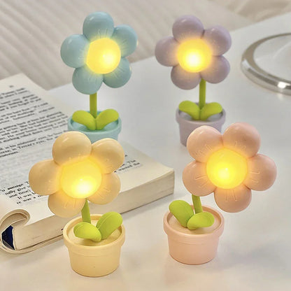 Sandsberg | BloomAura – Elegante kleine Tischlampe mit Blumendesign für sanfte Beleuchtung