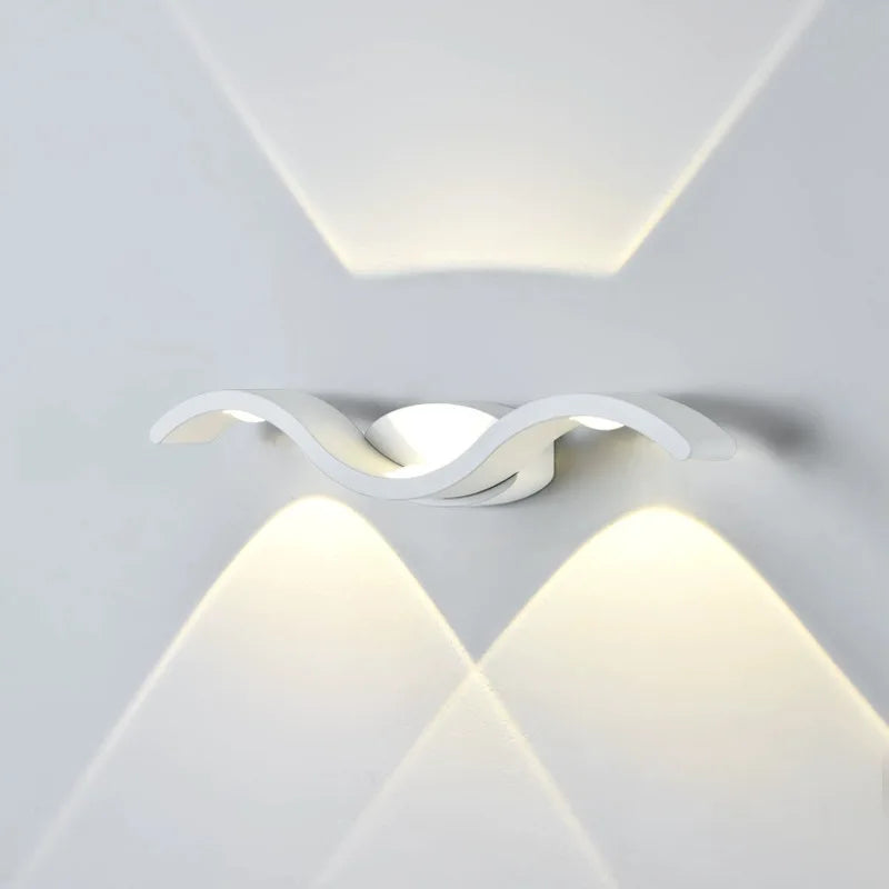 Weiße LED-Wandleuchte mit doppelseitigem Lichtwurf und elegantem Kurvendesign